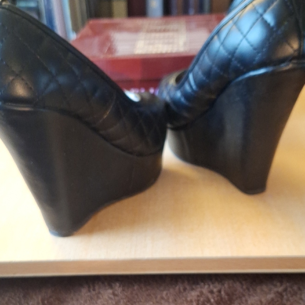 Delicacy Black Quilted Heels - Picture 7 of 10